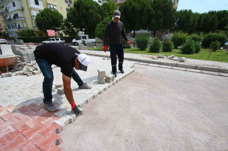Bayraklı’da kilit parke seferberliği
