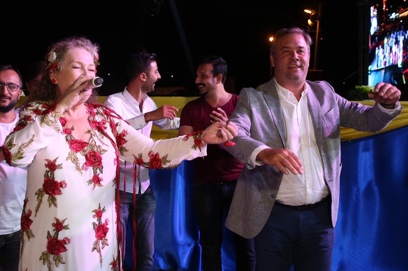 Suzan Kardeş şarkılarıyla büyüledi