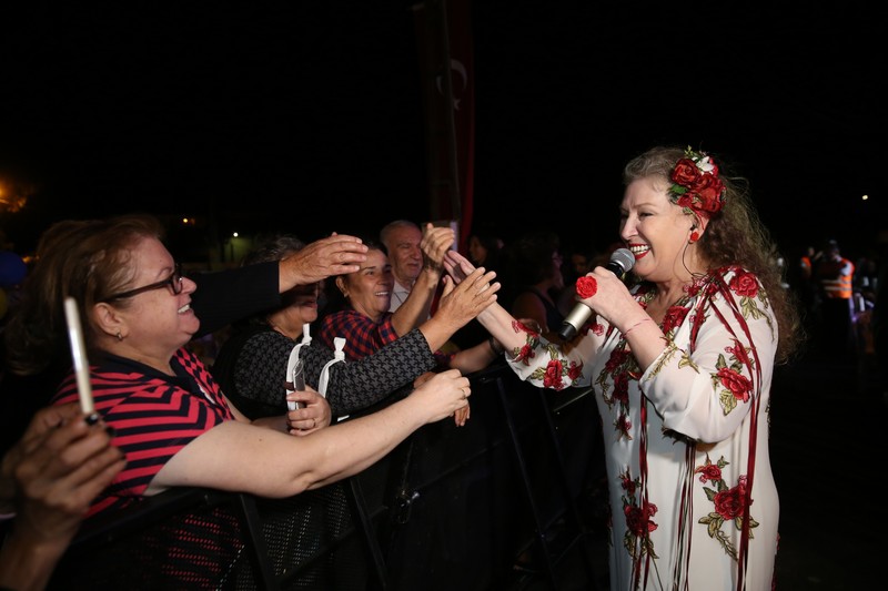 Suzan Kardeş şarkılarıyla büyüledi