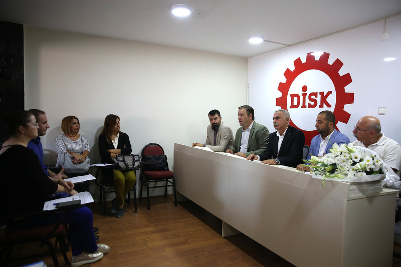 Başkan Piriştina’dan DİSK’e nazar boncuğu