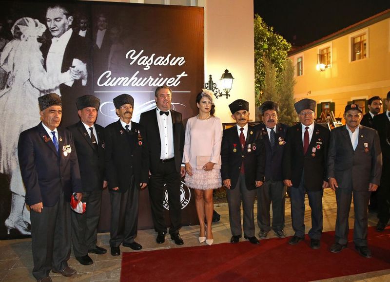 Buca’da muhteşem Cumhuriyet Balosu