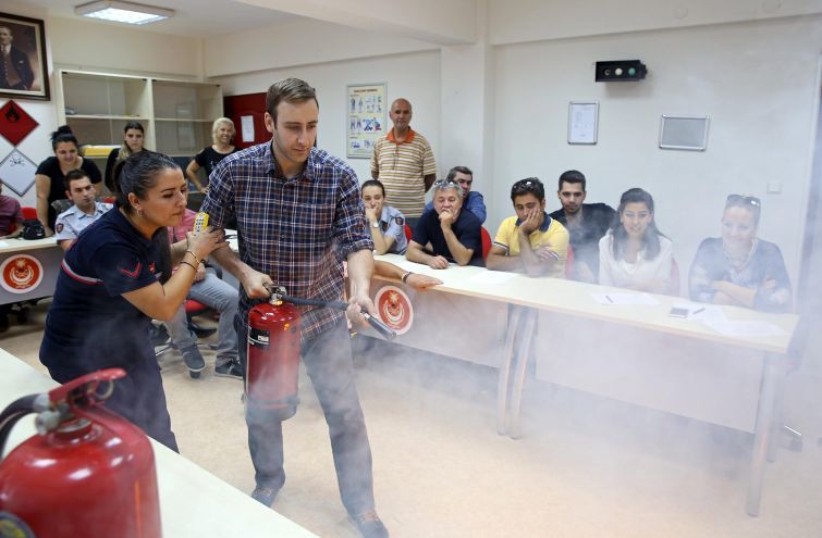 Buca'da uygulamalı yangın eğitimi