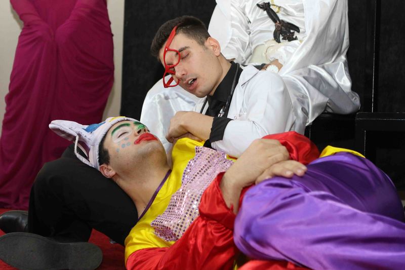 Bayraklı’da kahkaha dolu tiyatro oyunu