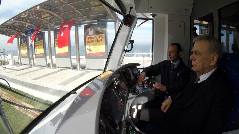 Test sürüşleri başladı... Kocaoğlu vatman koltuğuna oturdu...