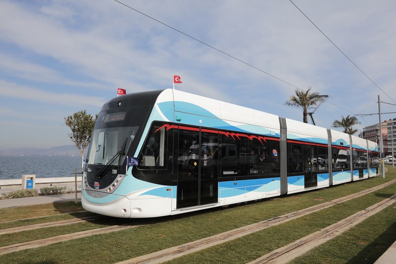 Test sürüşleri başladı... Kocaoğlu vatman koltuğuna oturdu...