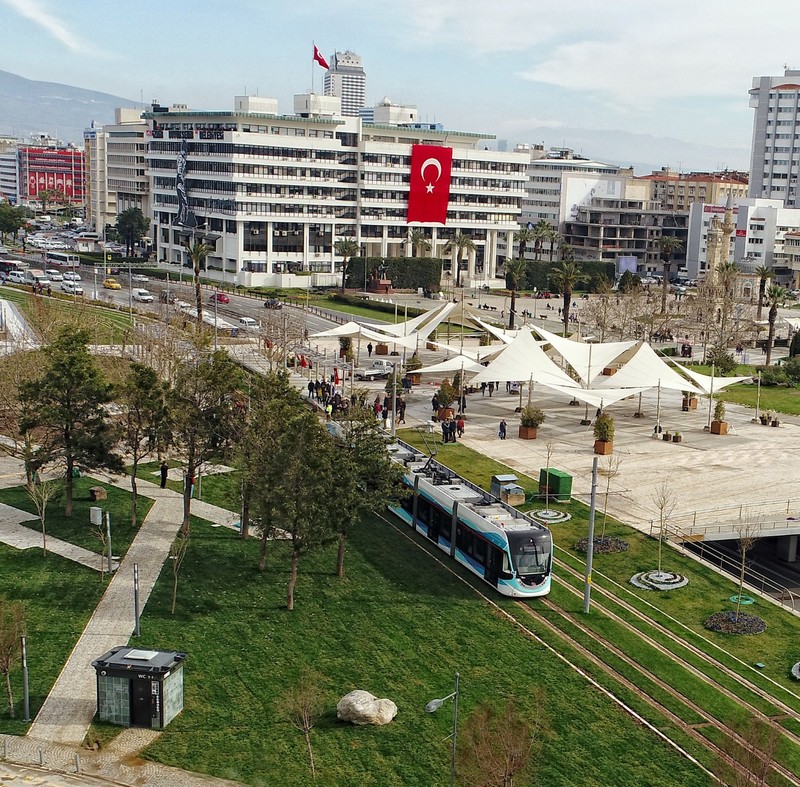 Test sürüşleri başladı... Kocaoğlu vatman koltuğuna oturdu...