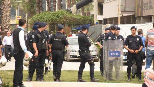 CHP'lilerden Konak Meydanı’nda OHAL eylemi