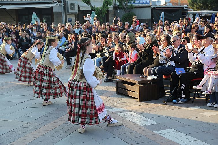 Ata’nın huzurunda dünyanın dansı