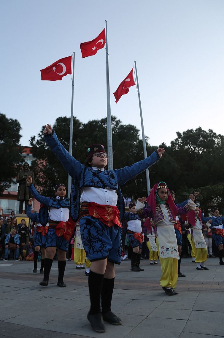 Ata’nın huzurunda dünyanın dansı