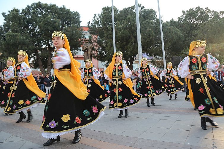 Ata’nın huzurunda dünyanın dansı