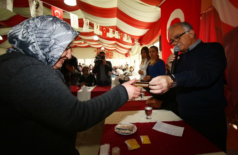 Bayraklı'da başarılı öğrencilere burs desteği