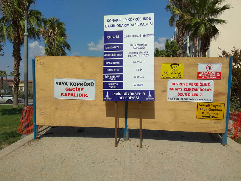 İzmir'in en çok kullanılan yaya köprüsü halen kapalı