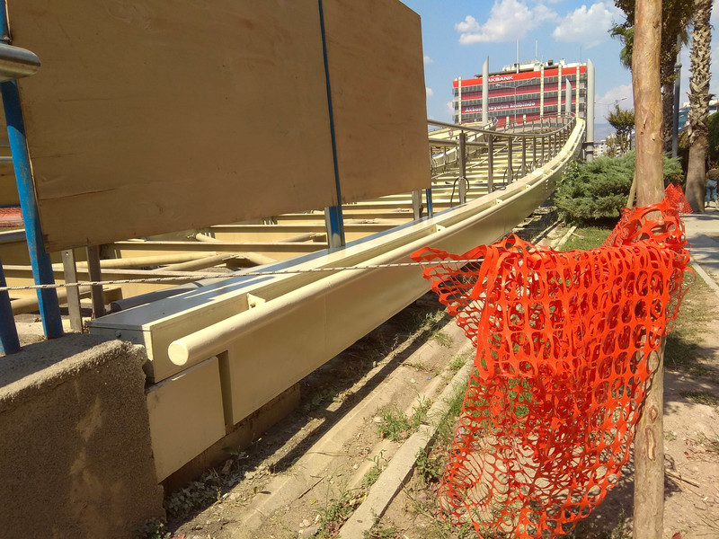 İzmir'in en çok kullanılan yaya köprüsü halen kapalı