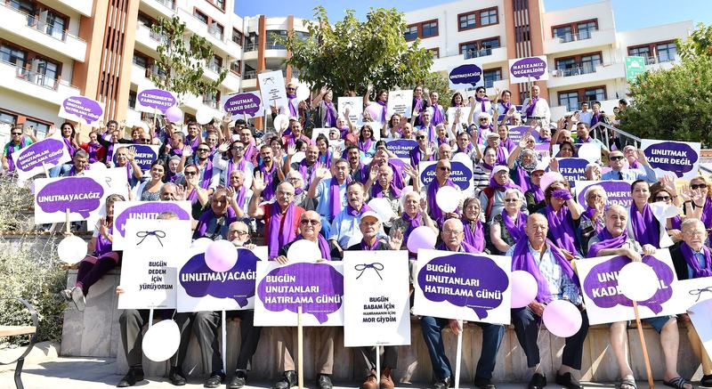 Saat Kulesi mora boyandı