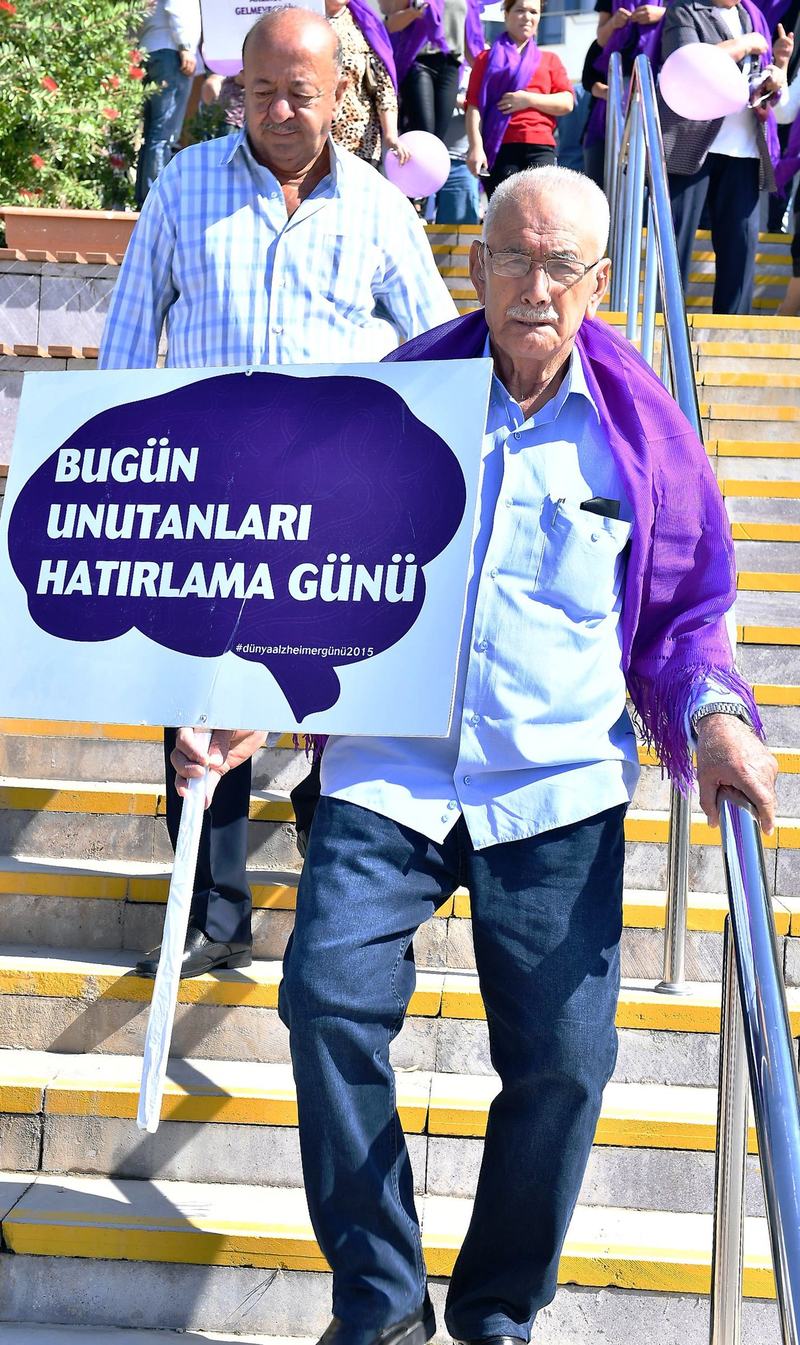 Saat Kulesi mora boyandı