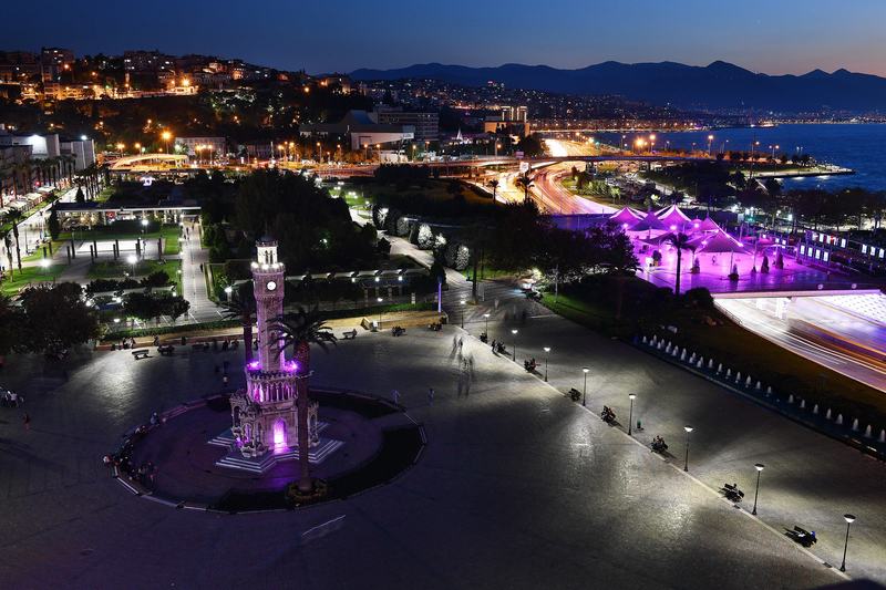 Saat Kulesi mora boyandı