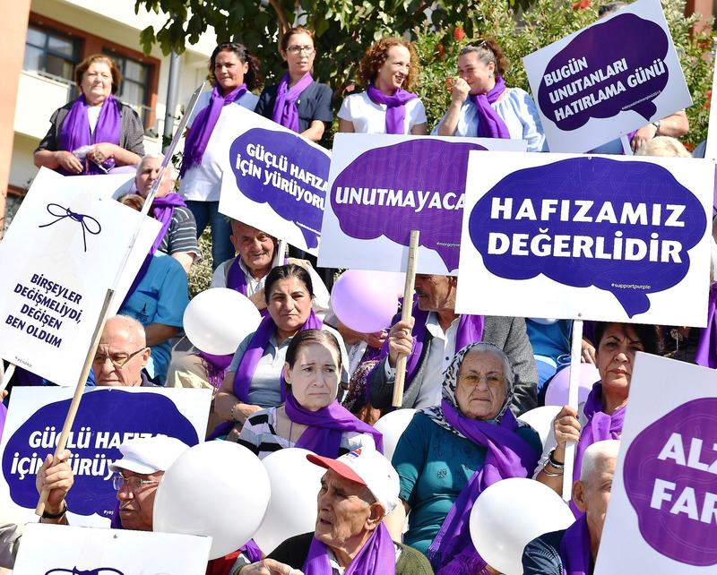 Saat Kulesi mora boyandı