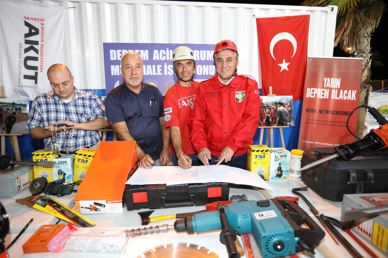 Güzelbahçe’ye deprem konteyneri