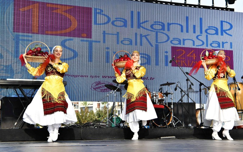 Balkanlılar Halk Dansları Festivali başladı
