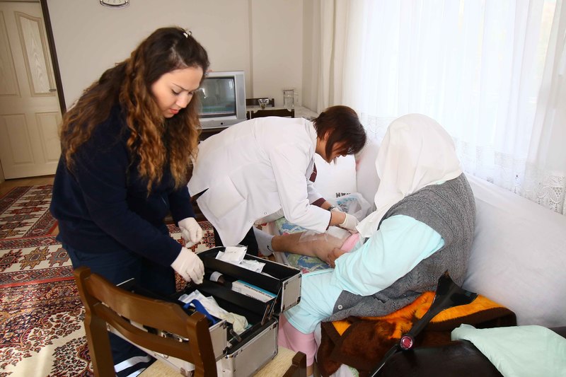 Bayraklı sağlıkta sınır tanımıyor