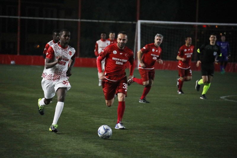 Ünlü futbolcular “ Irkçılık ve şiddet’’e Bayraklı’dan dur dedi