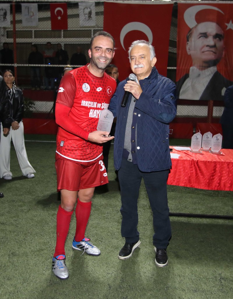 Ünlü futbolcular “ Irkçılık ve şiddet’’e Bayraklı’dan dur dedi