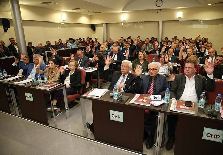 Karşıyaka'daki tarihi bina yine unutuldu!