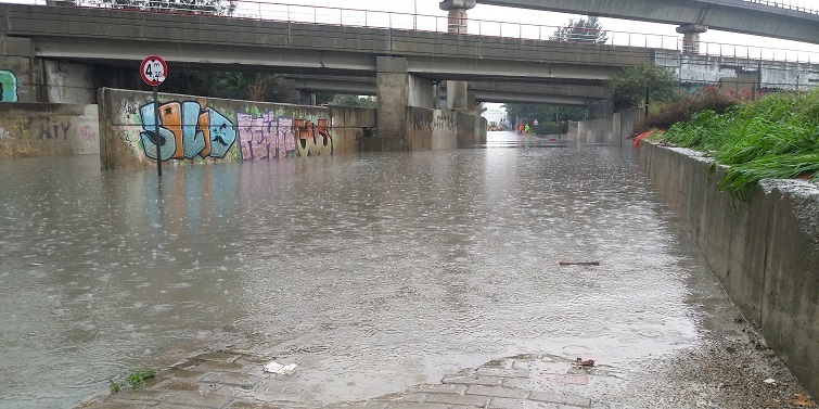 İzmir'i sağanak vurdu