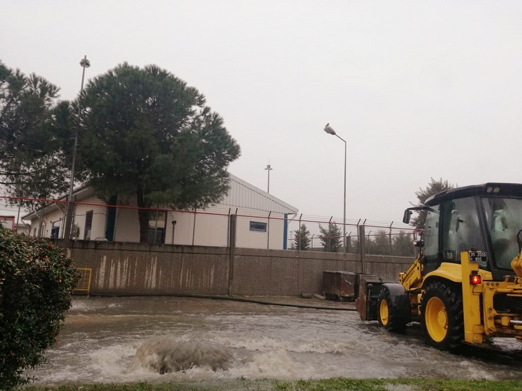 İzmir'i sağanak vurdu