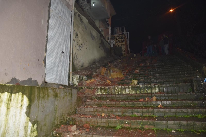 Sağanak yağış balkonun çökmesine neden oldu