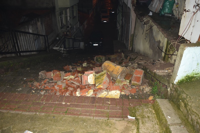 Sağanak yağış balkonun çökmesine neden oldu