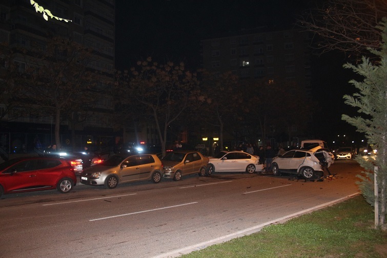 Hızlı olduğu iddia edilen otomobil park halindeki otomobile çarparak durabildi