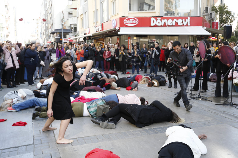 İzmirli kadınlardan 8 Mart’a ‘flash mob’lu anma