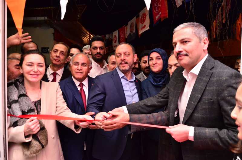 Bayraklı'da miting gibi açılış