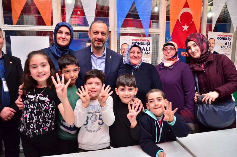 Bayraklı'da miting gibi açılış