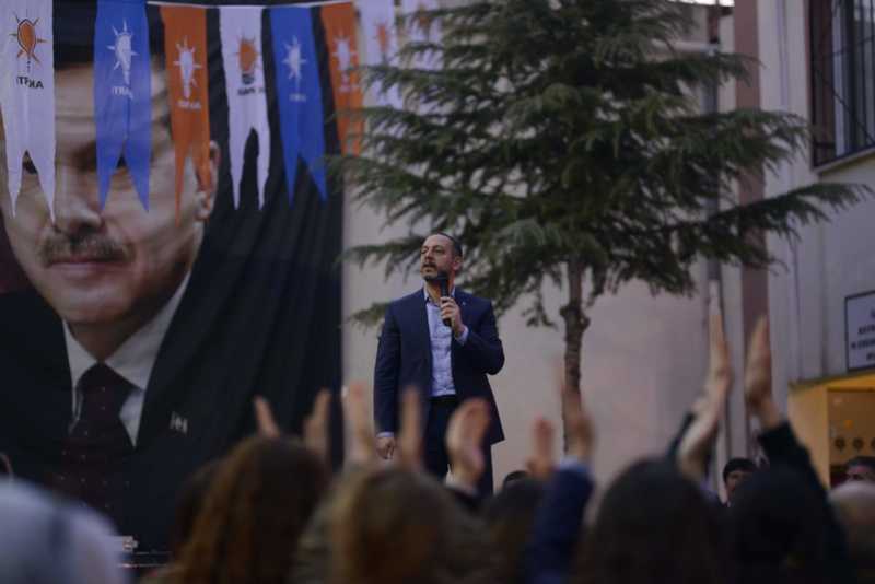 Bayraklı'da miting gibi açılış