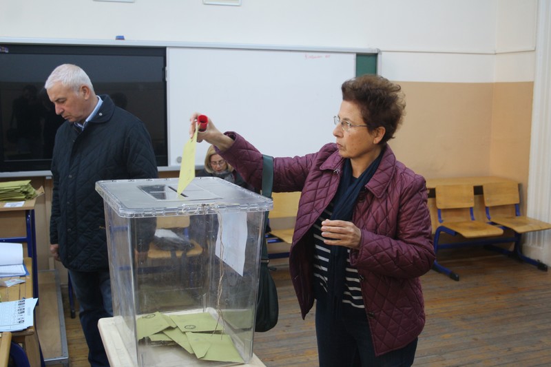 İzmir’de vatandaşlar oy kullanmaya başladı