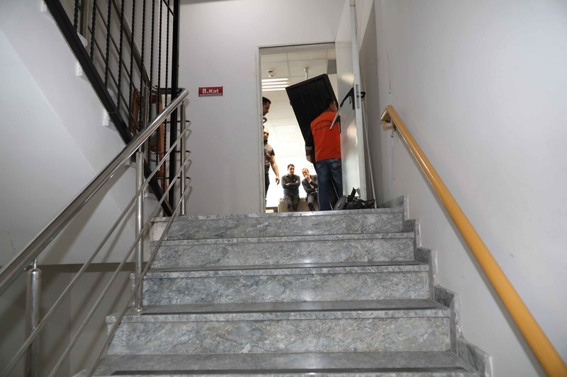 Bayraklı Belediye Başkanı Serdar Sandal, Belediyenin kapılarını söktü, halka açtı!