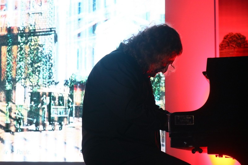 Tuluyhan Uğurlu'dan Alsancak Garı'nda konser