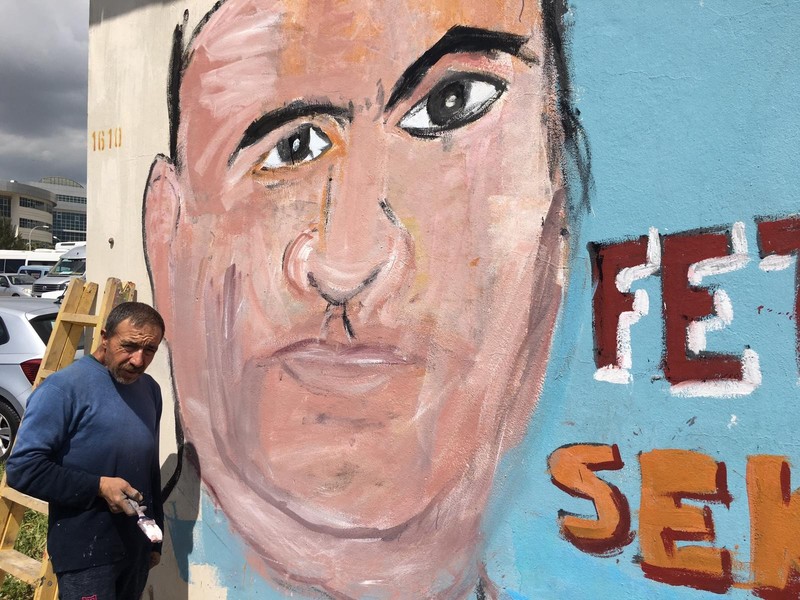 Kontrol edemediği kaslarına rağmen Fethi Sekin’i çiziyor