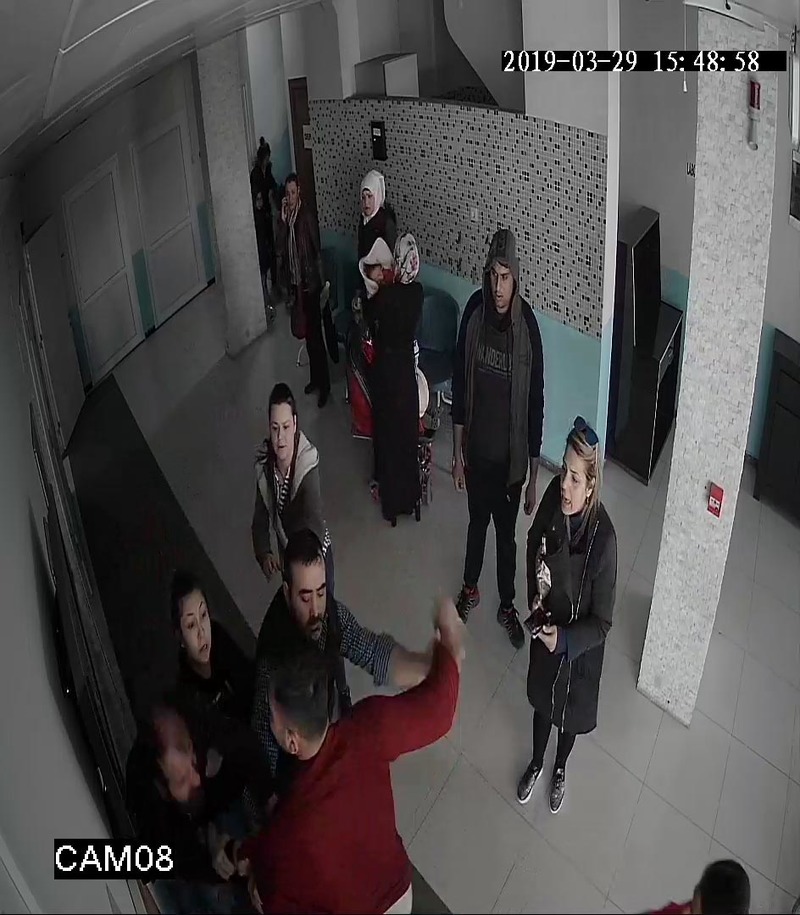 Doktorları linçten esnaf kurtarmış