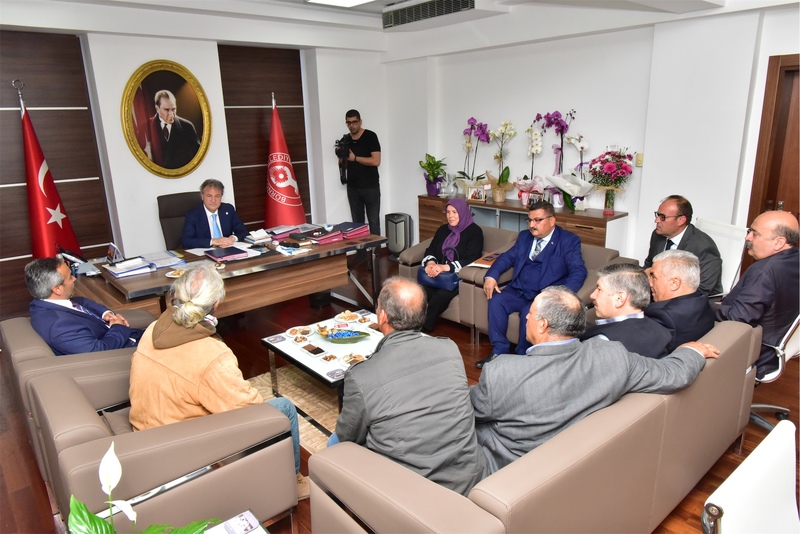 Bornovalı muhtarlar Başkan İduğ’u ziyaret etti