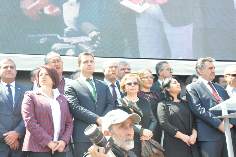 CHP İzmir Kılıçdaroğlu'na yönelik saldırıya karşı tek yürek oldu