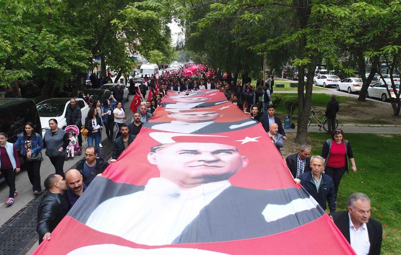 Bayraklı'da 23 Nisan şöleni