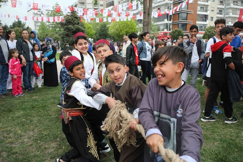 Bayraklı'da 23 Nisan şöleni