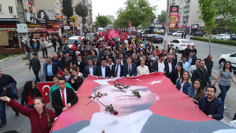 Bayraklı'da 23 Nisan şöleni