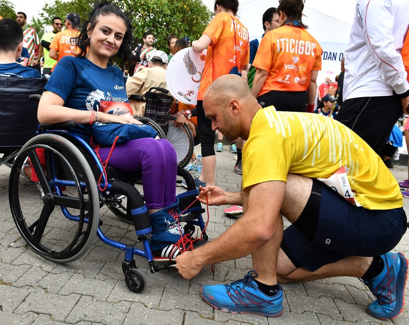 Binlerce İzmirli "koşamayanlar için" koştu