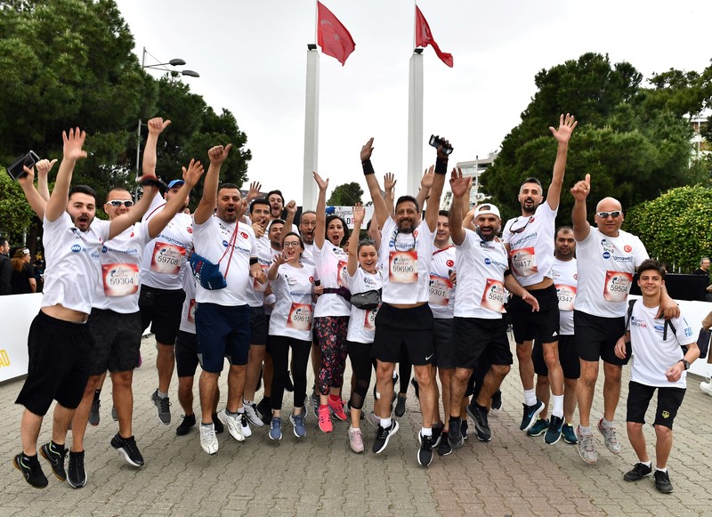 Binlerce İzmirli "koşamayanlar için" koştu