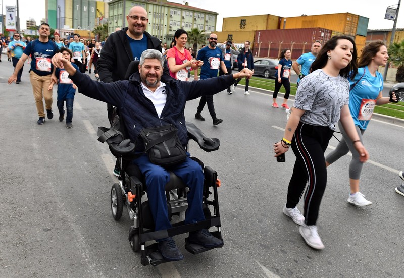 Binlerce İzmirli "koşamayanlar için" koştu
