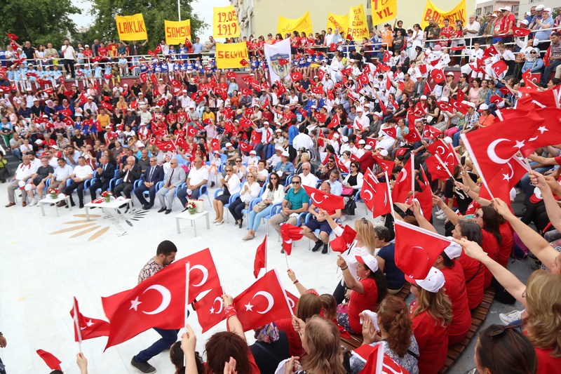 İzmirliler 7’den 70’e “Cumhuriyet” için koştu